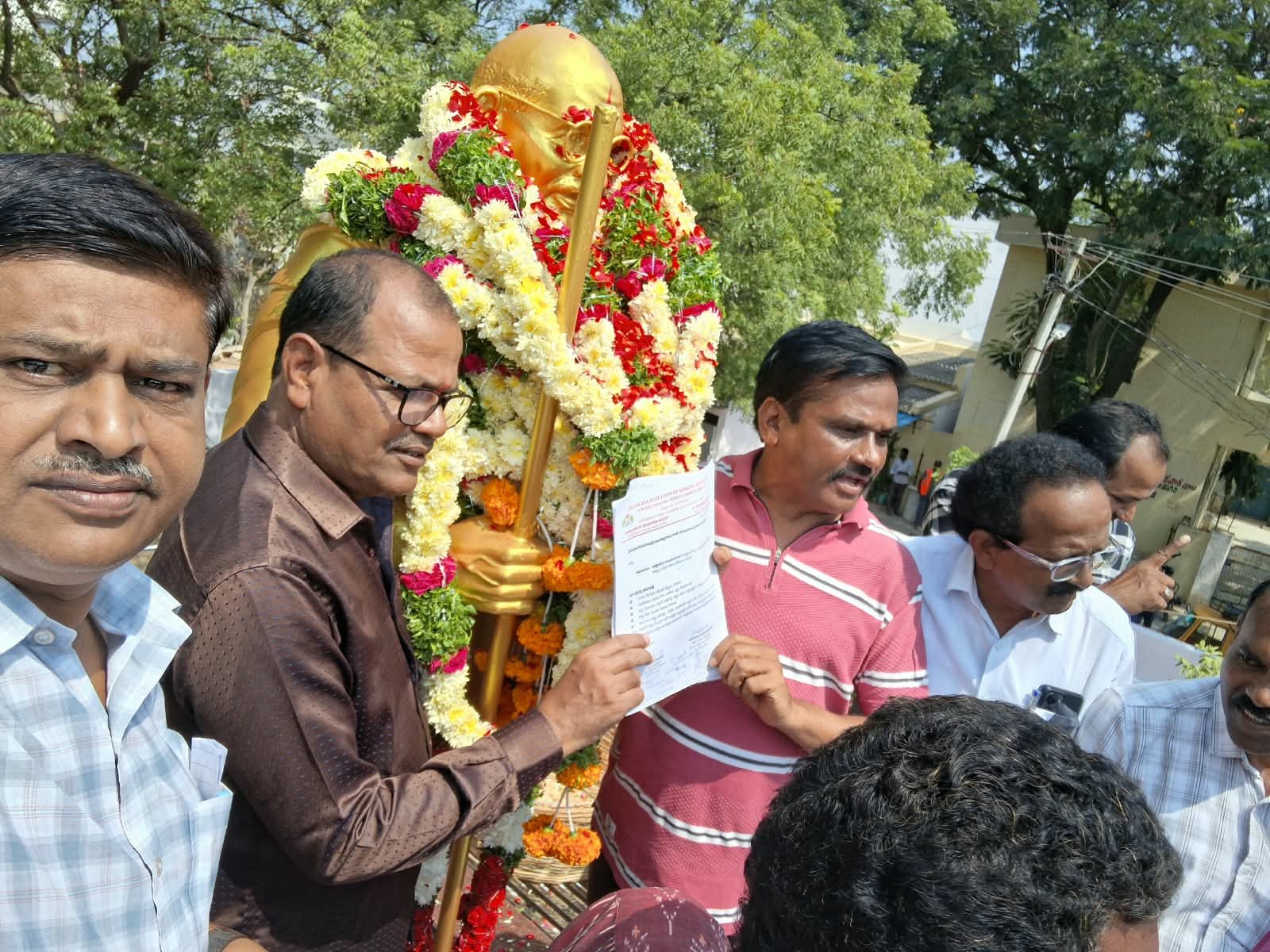 ప్రభుత్వం తక్షణమే జర్నలిస్టుల సమస్యలు పరిష్కరించాలి * టియుడబ్ల్యూజే ( ఐజేయు)జిల్లా అధ్యక్షుడు - గార్లపాటి కృష్ణారెడ్డి
